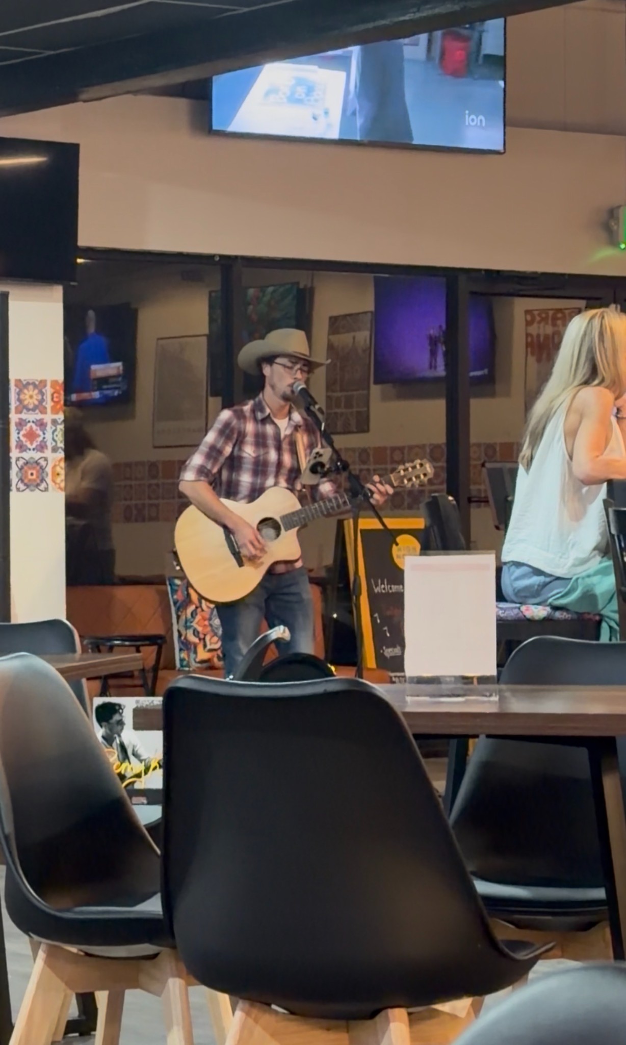 Live acoustic music at Bar-Celona